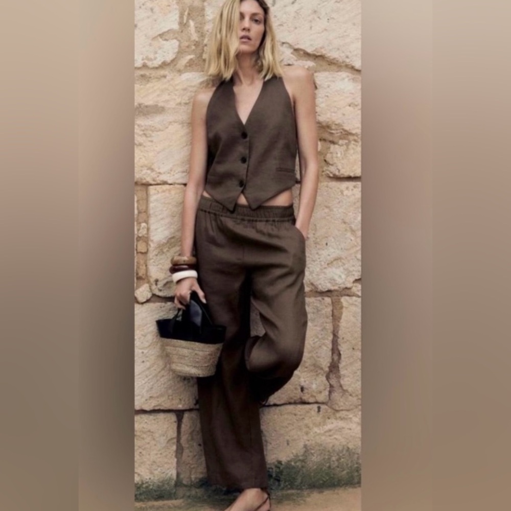 Zara (Set) PANTS &
VEST (NWT) Brown
Size: M